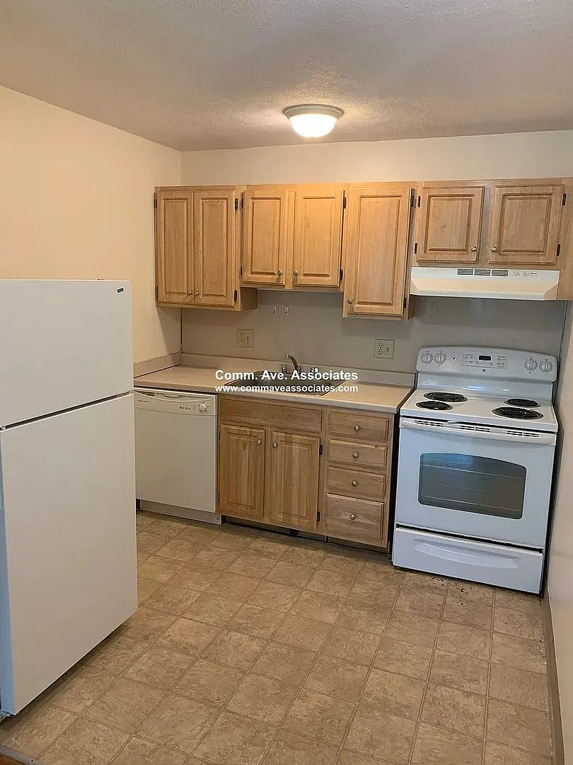 No Brokers Fee, Heat, Hot Water Included, Build-in AC Unit, Laundry on a Site, Parking for Rent — Photo 3