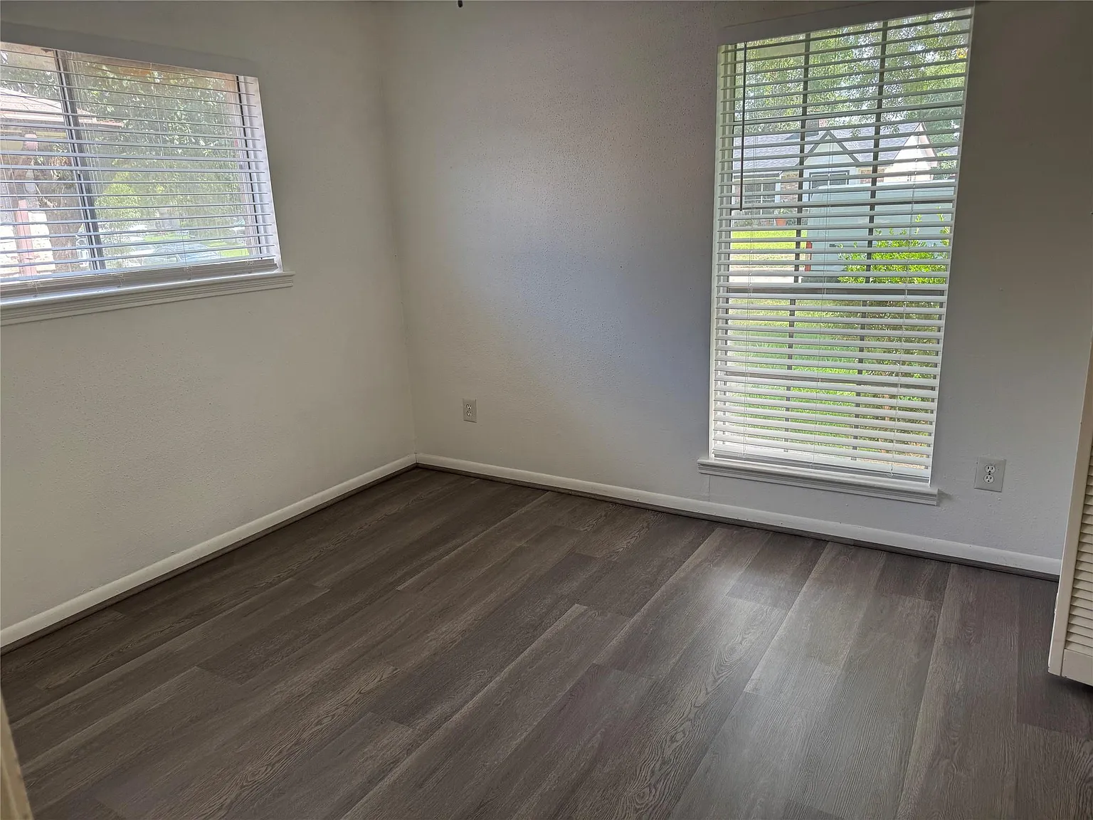 3 bed, 2.0 bath, 1080 sqft, $1,400 — Photo 2