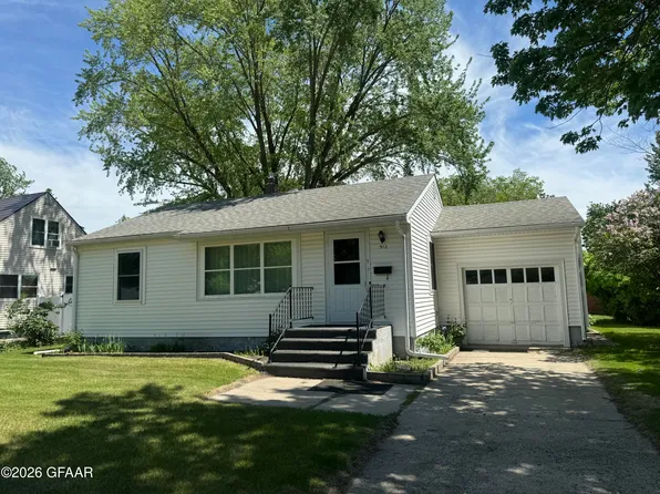 912 Arnold Ave N, Thief River Falls, MN 56701