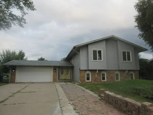 8232 Xenia Ave N, Brooklyn Park, MN 55443
