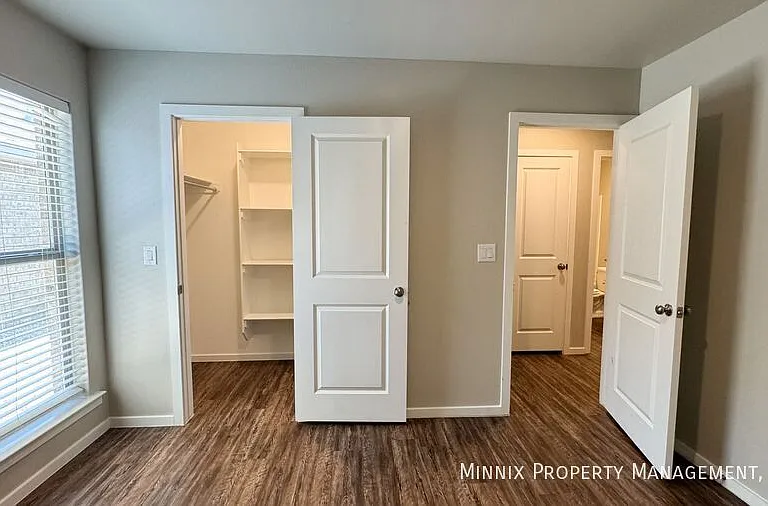 2033 Kenwood Ave — Photo 17