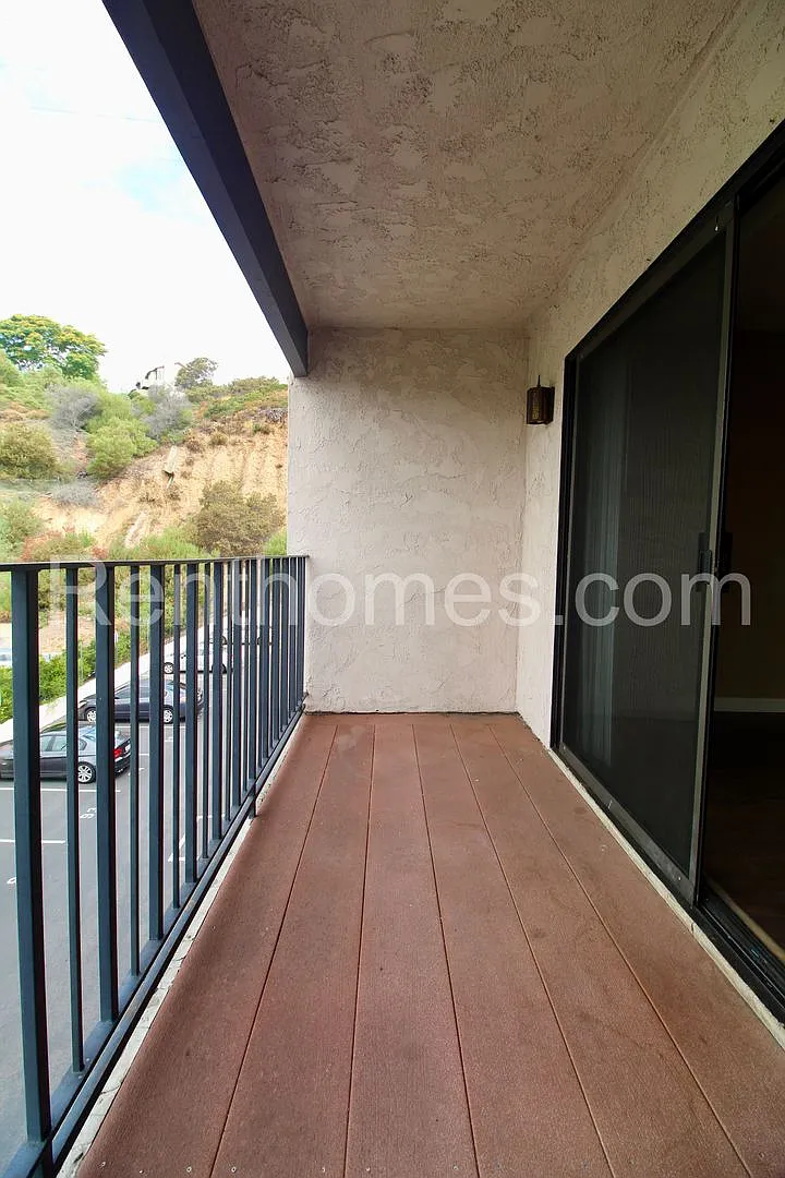 Mission Valley, 6780 Friars Rd #361, Wood Floors, Granite Counters, Controlled Access Building. — Photo 4