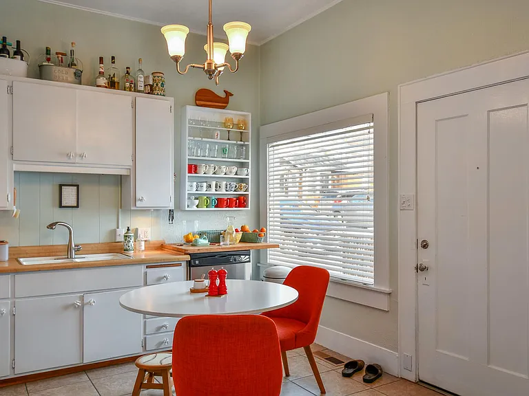 109 Mott Ave — Photo 10