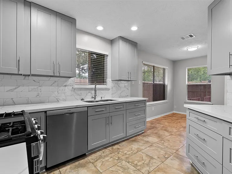 15834 Constitution Ln — Photo 18