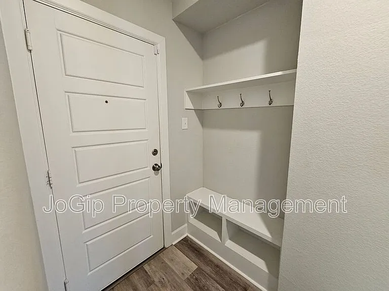 1740 Jamestown Dr — Photo 26