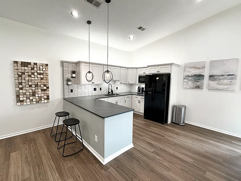 Liberty Hill Apartments — Photo 20