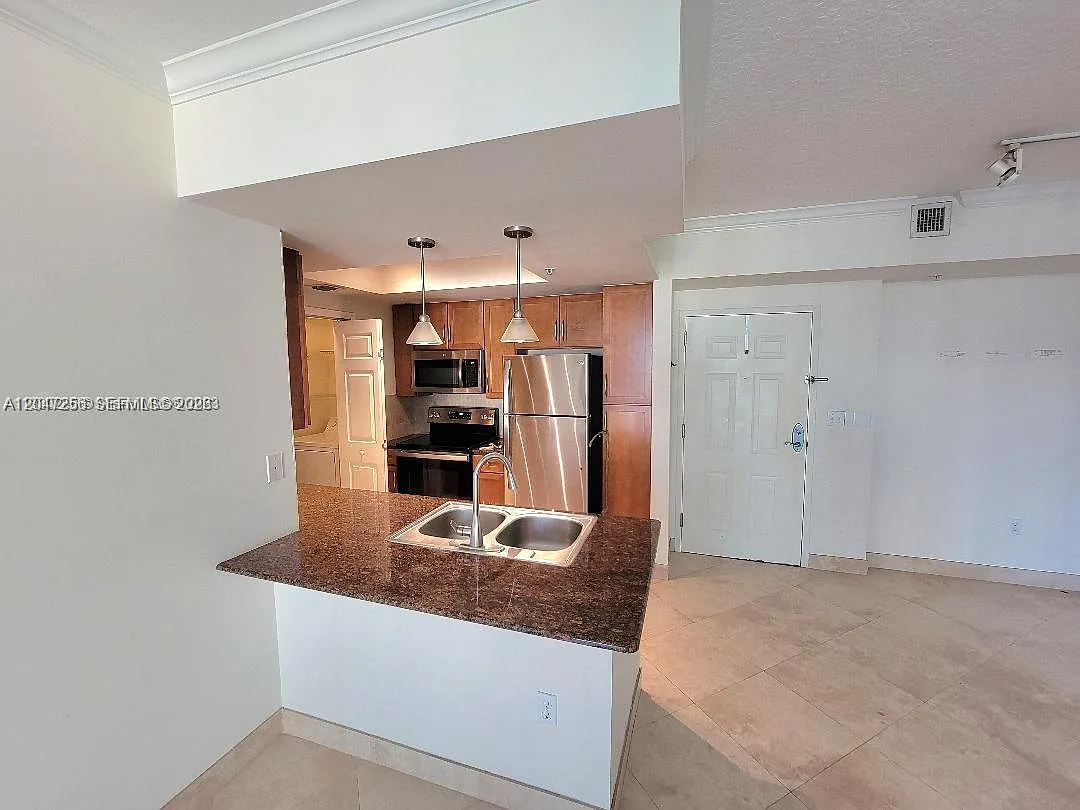 Cite Condo — Photo 2