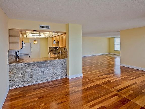 4th image of 634 Edgewater Dr Unit 244