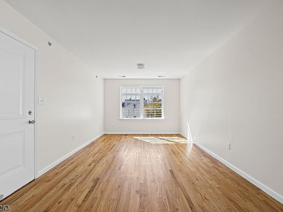 2nd image of 1063 William St