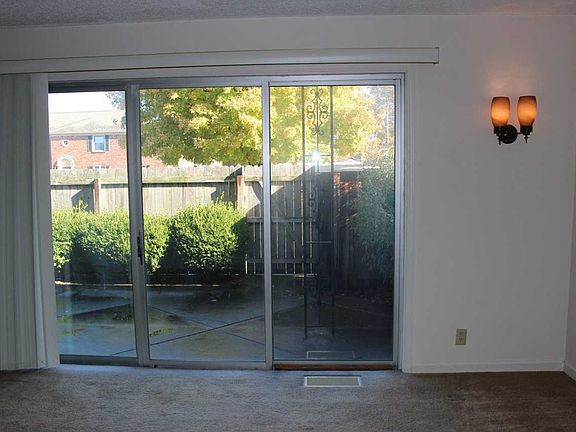 4th image of 220 Hampton Dr