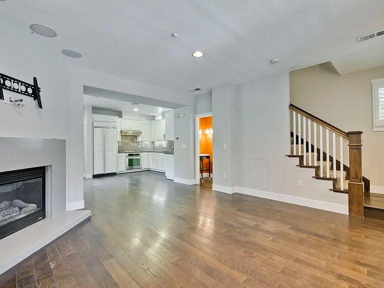 156 Linfield Dr — Photo 5