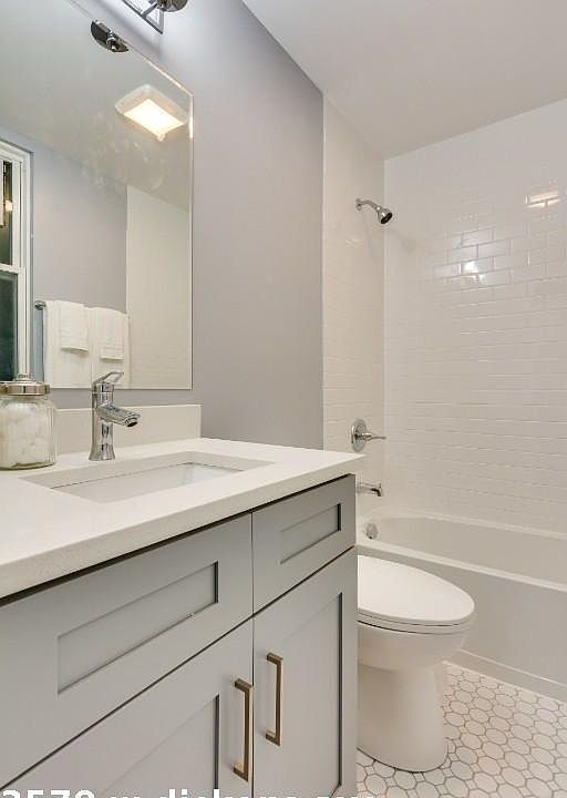 1st image of 3570 W Dickens Ave #1527