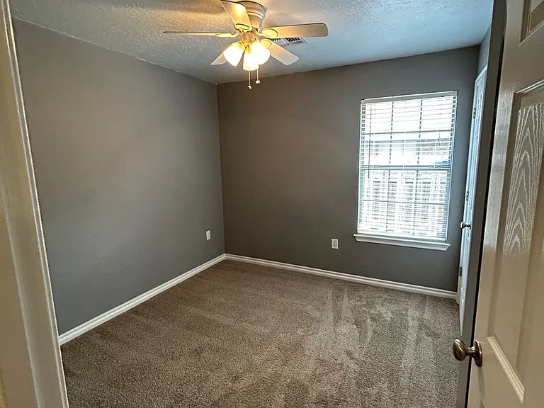 211 NW Cherry Ave — Photo 17