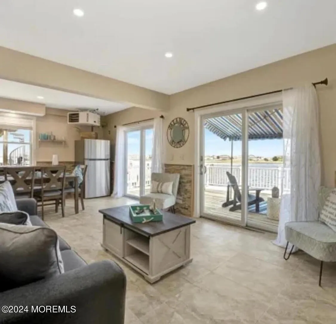 4 bed, 2.5 bath, 1209 sqft, $8,500 — Photo 4