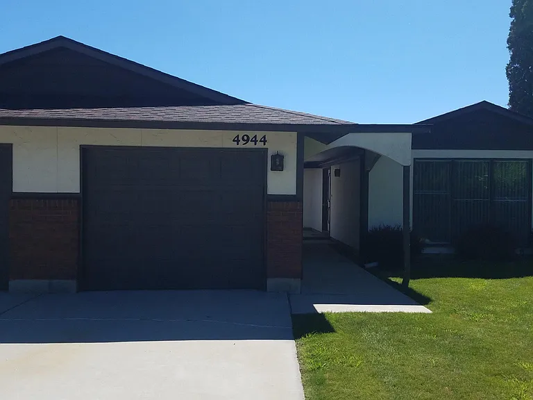 4944 N Decatur Dr — Photo 2