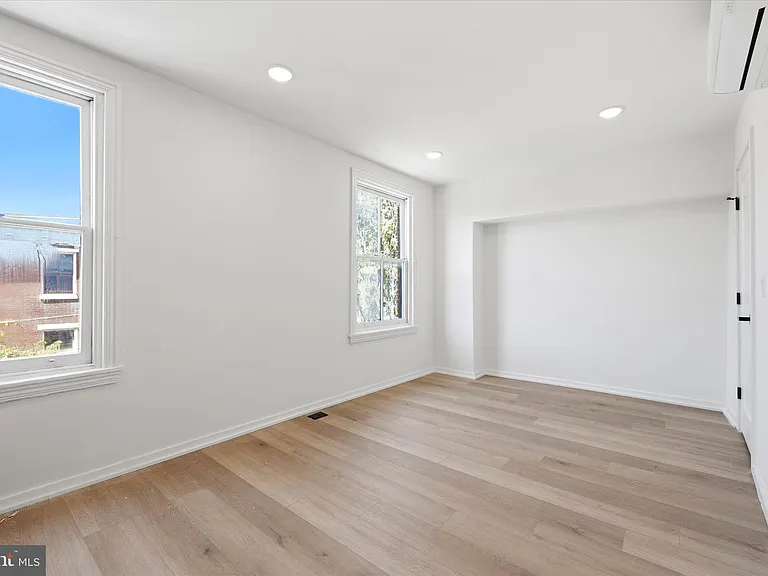 627 N 16th St #301 — Photo 5