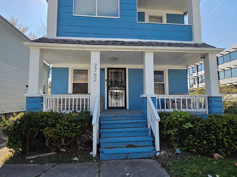 2762 E 120 St — Photo 3