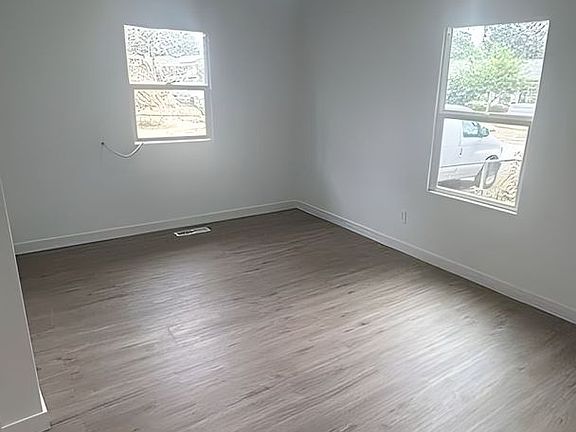 5th image of 8833 SE Pine St