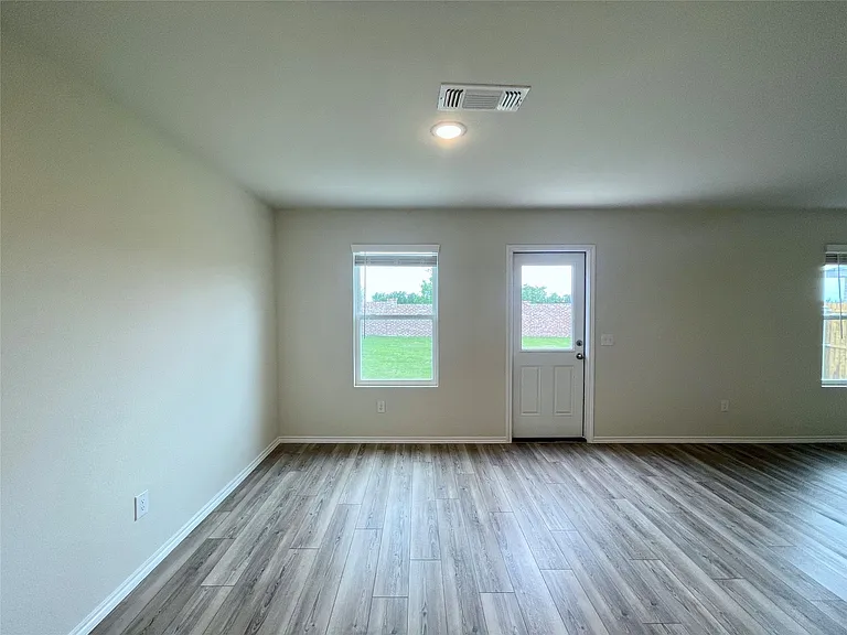 481 Grenada Lake Dr — Photo 8