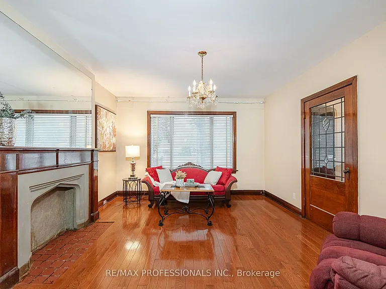 111 Keele St — Photo 4