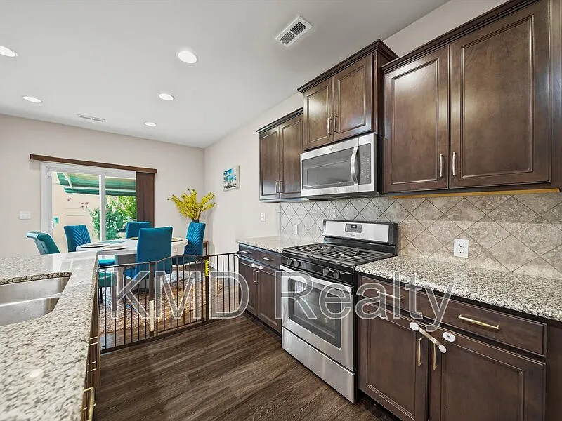 5 bed, 3.0 bath, 3135 sqft, $2,800 — Photo 3