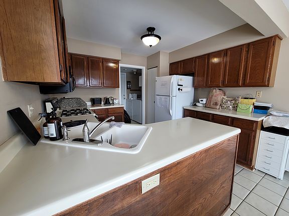 5th image of 615 Newbury Ln