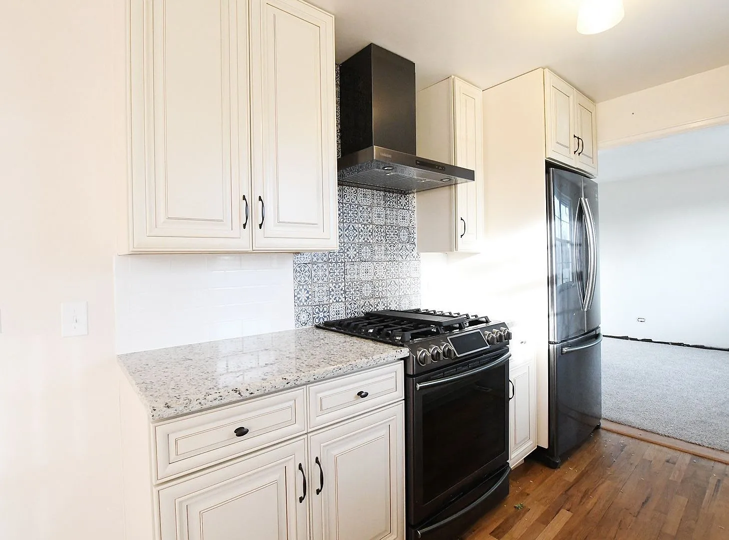3 bed, 1.0 bath, 1069 sqft, $2,795 — Photo 3