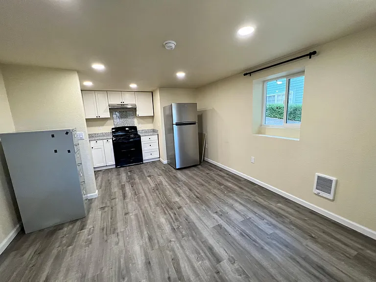 442 E H St #442 — Photo 6