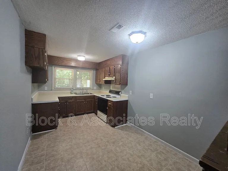 2612 Ernest St — Photo 4