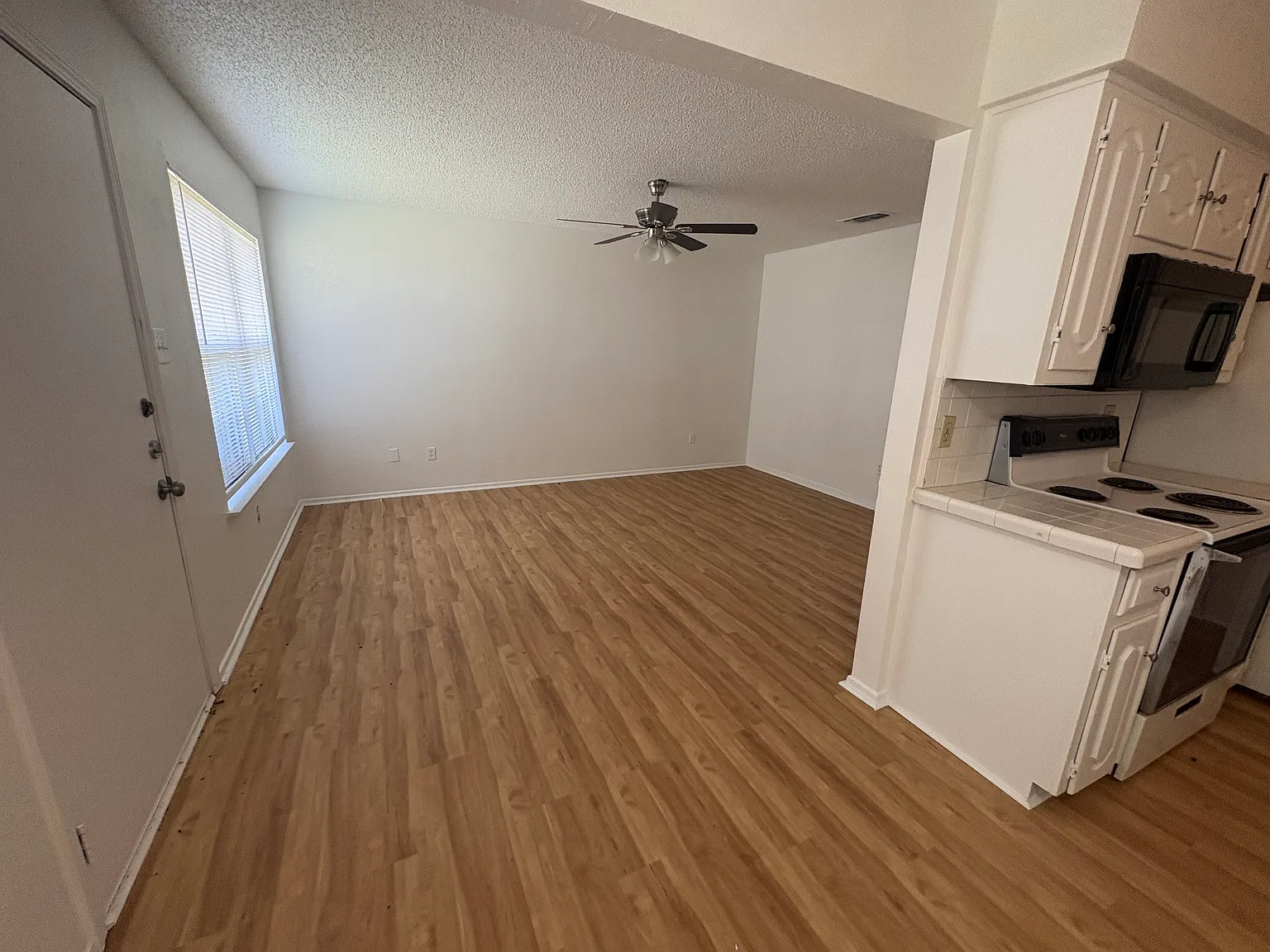 1 bed, 727 sqft, $1,050 — Photo 2