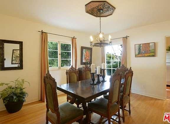 5th image of 2761 N Beachwood Dr