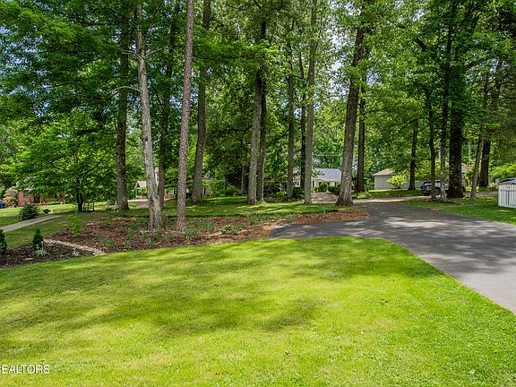 4th image of 70 Pine Rd