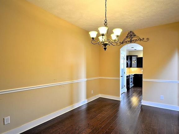 4th image of 713 Elm St