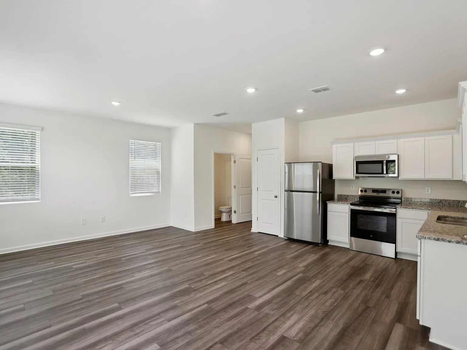 3 bed, 2.5 bath, 1421 sqft, $2,045 — Photo 3