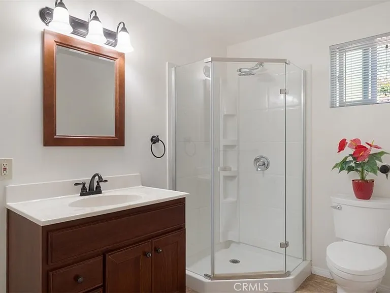 22521 Victory Blvd #B — Photo 9