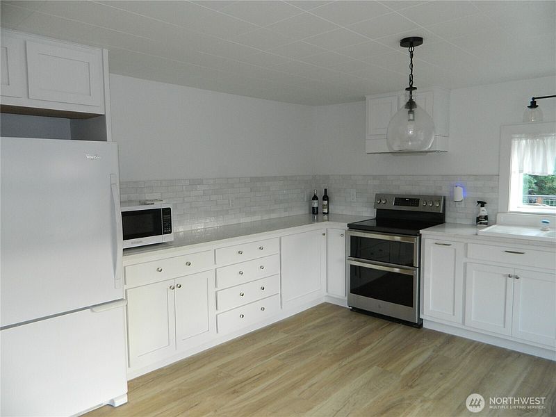 5th image of 110 1st Street E