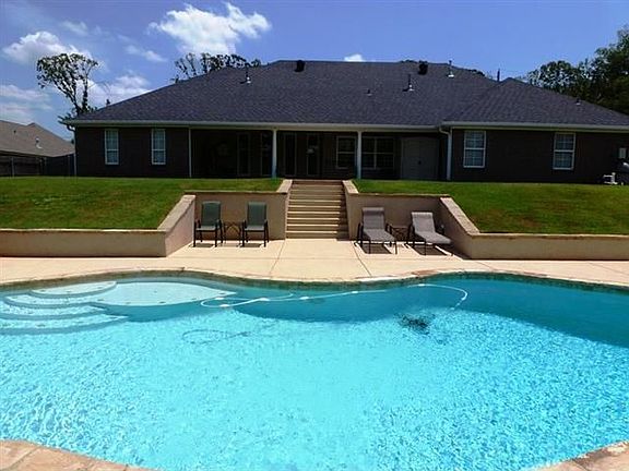 3rd image of 410 Steep Oak Dr