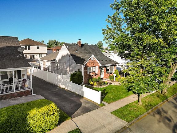 4th image of 97 Avenue E