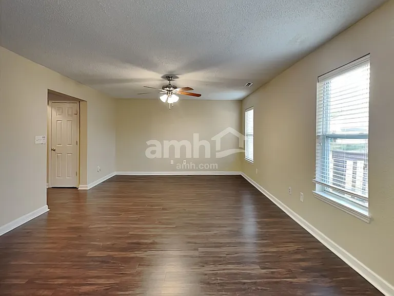 1685 Willowview Ln — Photo 6