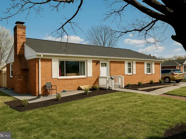 1045 Woods Pl, Alexandria, VA 22302