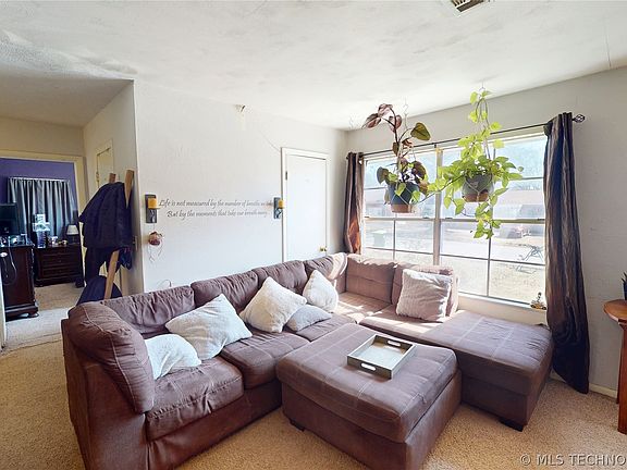 5th image of 928 Williams St