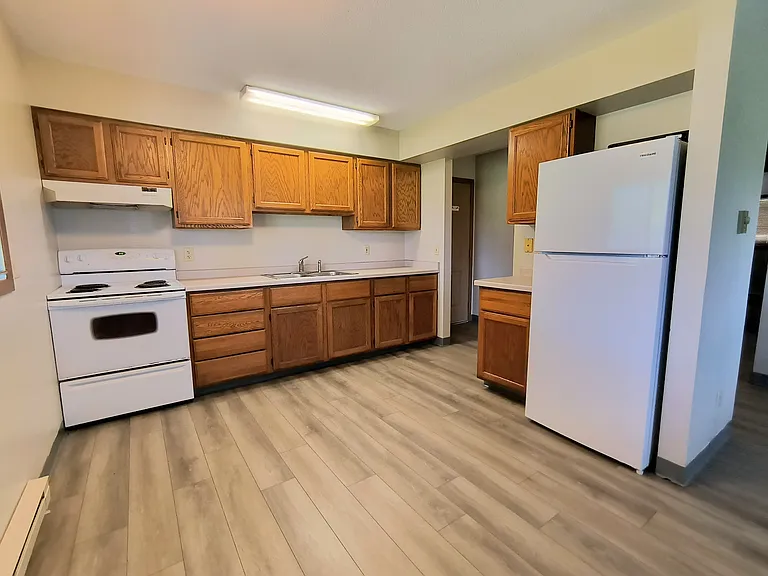 1302 Laurel Dr — Photo 2