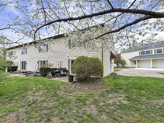 3rd image of 13932 Oakbrook Dr #3932