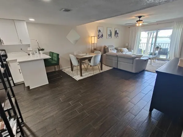 3131 S Ridgewood Ave APT 212, South Daytona, FL 32119