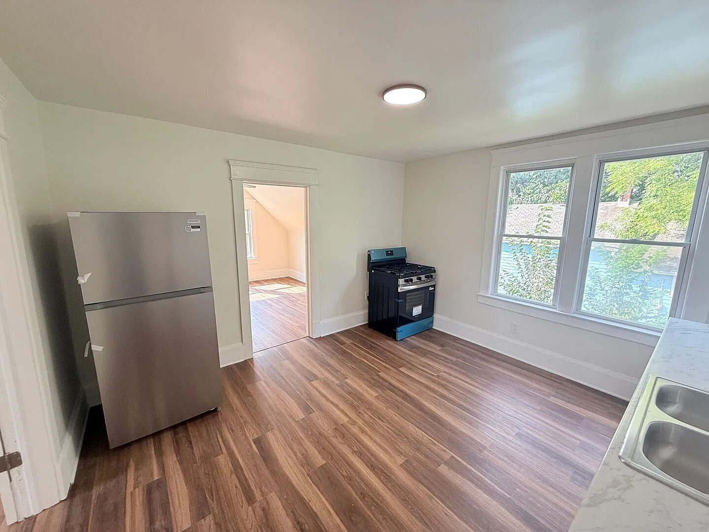 Beautifully Renovated 2-Bedroom Upstairs Unit — Photo 4