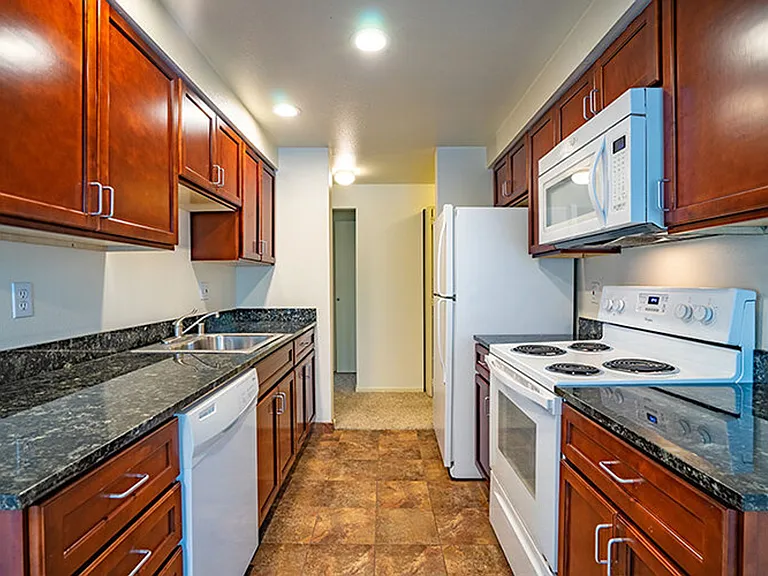 6th Ave Apartments — Photo 21