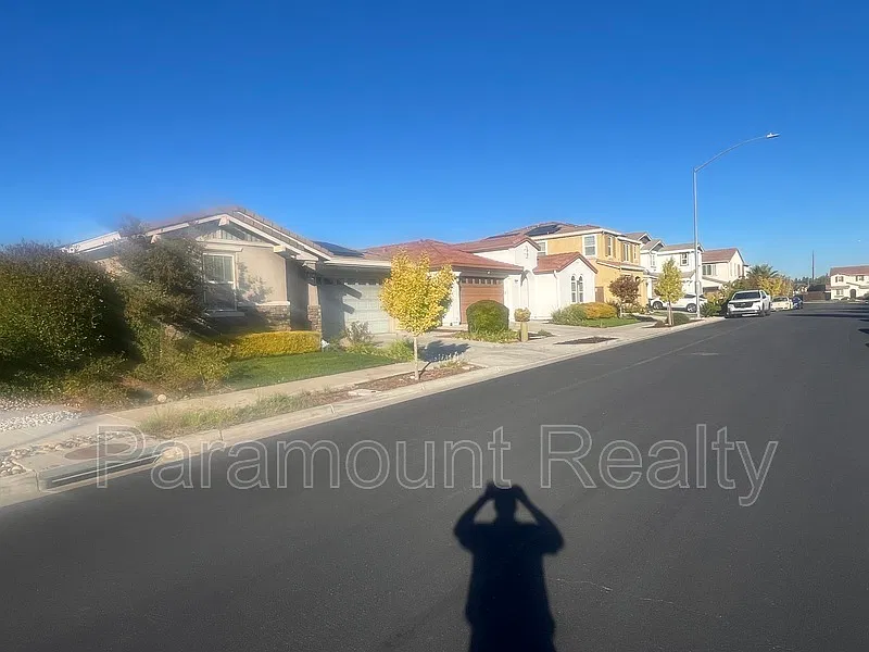 3 bed, 2.5 bath, 2000 sqft, $2,900 — Photo 4
