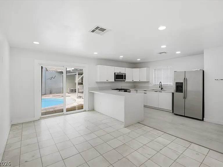 4013 Esmeralda Ave — Photo 1