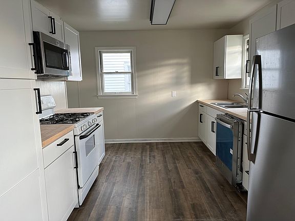 Large Kitchen with plenty of storage