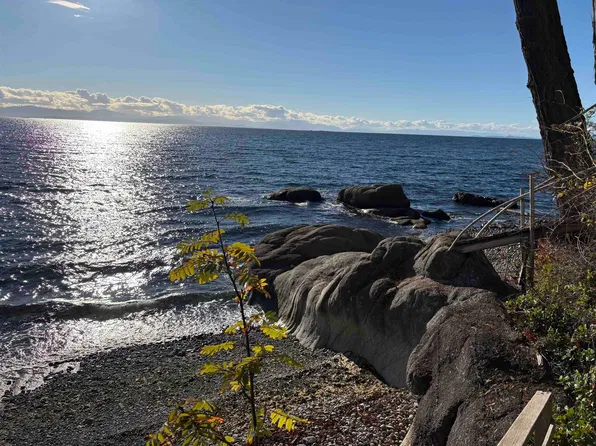 3443 Beach Ave, Sunshine Coast, BC V0N 2W2